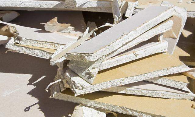 Gipskartonplatten landen derzeit zu 100 Prozent auf der Deponie. Dabei kann Gips bestens recycelt werden.