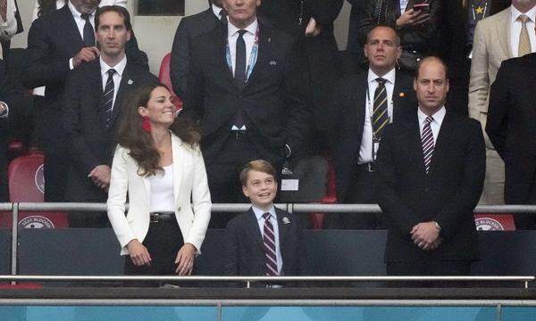 Prince George mit seinen Eltern beim Finale der UEFA Euro 2020. 