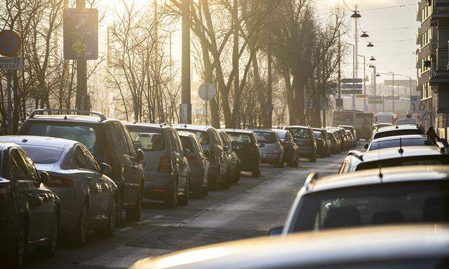 Autoverkehr in der Stadt // Car traffic in the city