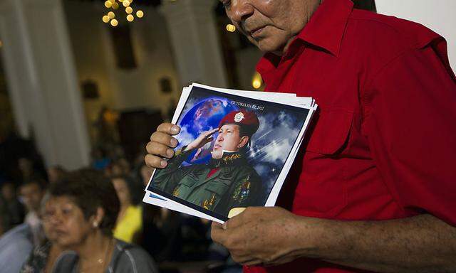 Ein Anhänger Chavez' hält ein Bild des venezuelanischen Staatschefs hoch.