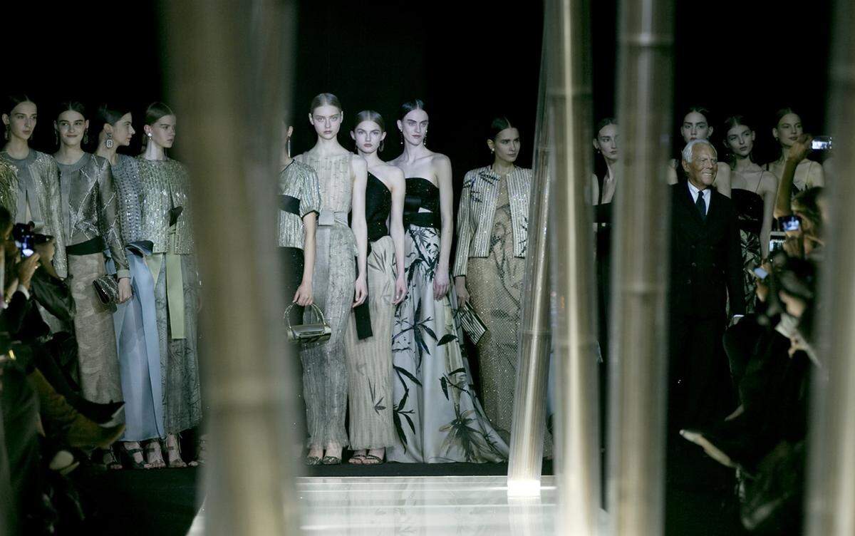 Allgemein gibt sich die Pariser Mode bei den Haute Couture-Schauen für Frühjahr/Sommer 2015 sehr tragbar. Giorgio Armani zeigte einen straßentauglichen Stil "im Zeichen" der Bambuspflanze.
