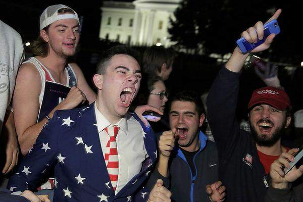 Bei den Fans von Donald Trump kippte die Stimmung in überschwängliche Euphorie. Hier feiern einige seiner Anhänger vor dem Weißen Haus in Washington D.C..