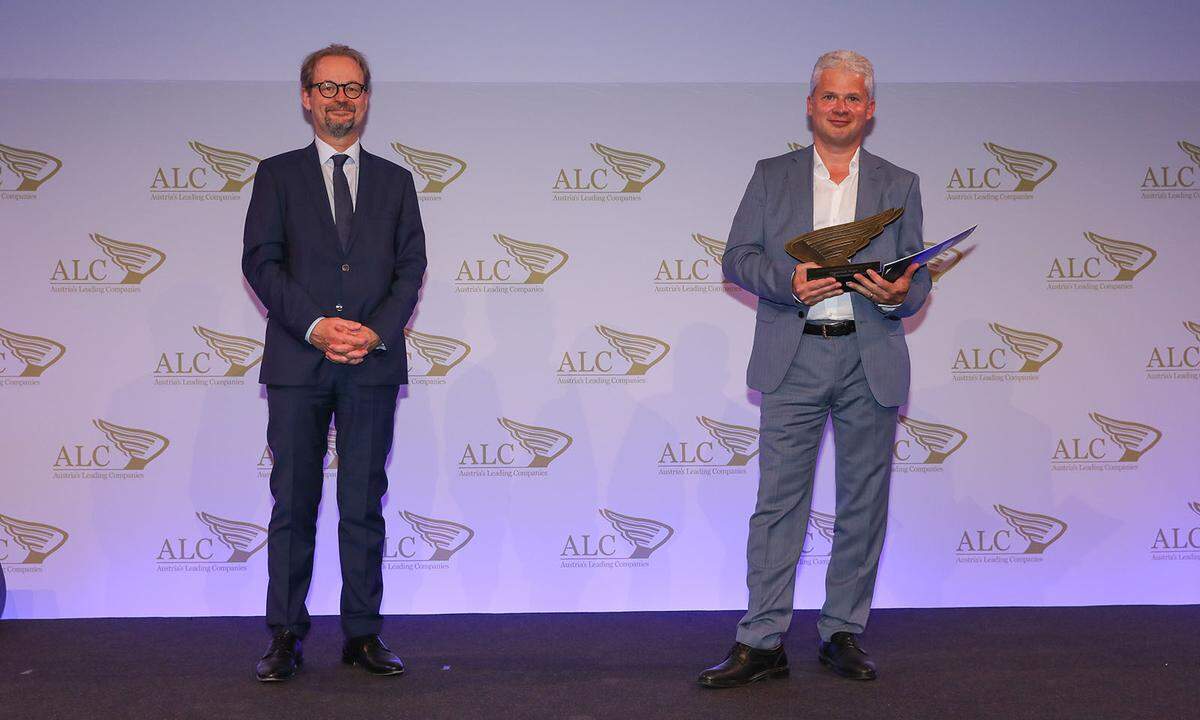 Auszeichnung Top-Börsenunternehmen - Sieger Kategorie Forschung &amp; Entwicklung ist Marinomed Biotech AG: KSV1870-CFO Hannes Frech (l.) gratuliert Marinomed-CEO Andreas Grassauer.