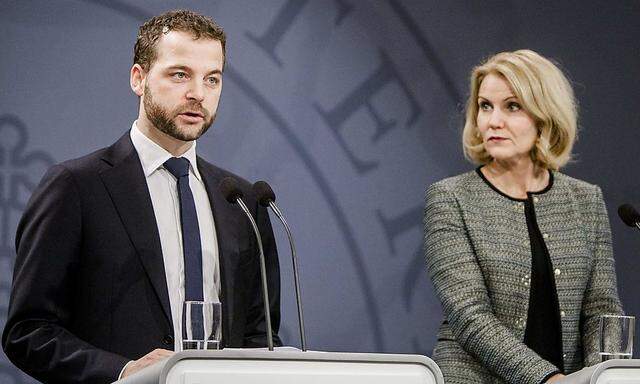 Innenminister Morten Oestergaard und Ministerpräsidentin Helle Thorning-Schmidt künden ein Anti-Terror-Paket für Dänemarks Sicherheitskräfte an.