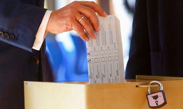 Beide Stimmen für die CDU. Armin Laschet sorgte mit dem Einwurf bei der Wahl für Diskussionen.