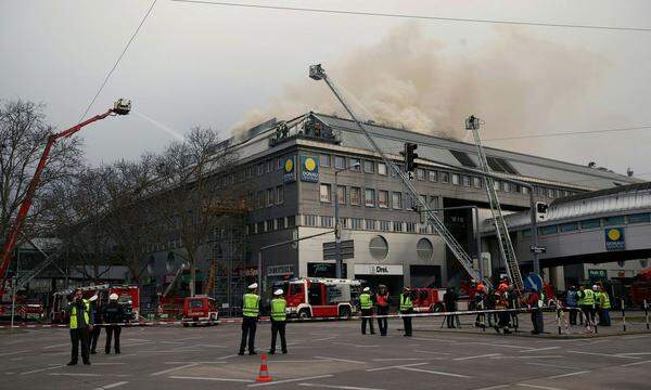 Gegen 06:00 Uhr wurde am Samstag eine erste Rauchentwicklung im Wiener "Donauzentrum" bemerkt. Die Feuerwehr rückte mit rund 100 Einsatzkräften aus.  