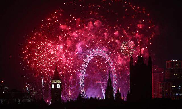 London erlebte wie üblich um Mitternacht ein imposantes Feuerwerk rund um das Riesenrad London Eye an der Themse. 