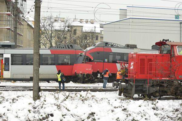 Die Vorortelinie verläuft an der Unfallstelle eingleisig. Verantwortlich für den Unfall dürfte laut ÖBB eine defekte Weiche gewesen sein. Der Lokführer des im Bild linken Zuges auf dem Weg nach Hütteldorf wurde schwer verletzt, sein Zustand sei kritisch.