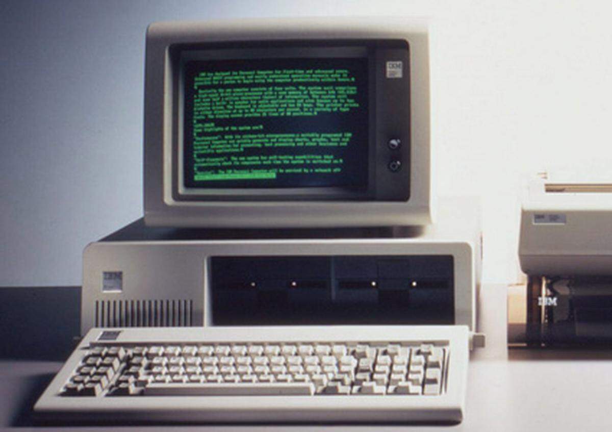 Der IBM PC, Modellnummer 5150, markierte den Beginn der Heimcomputer-Revolution. Das Gerät wurde am 12. August 1982 veröffentlicht und arbeitete mit einer CPU vom Typ Intel 8088 mit 4,77 Megahertz Taktfrequenz. Als Bildschirm gab es nur einen recht kleinen 11,5-Zöller. Gleichzeitig begann auch eine Allianz, die die Industrie prägen würde. Das Betriebssystem "PC-DOS" wurde nämlich von einer damals noch recht kleinen Firma namens Microsoft entwickelt.