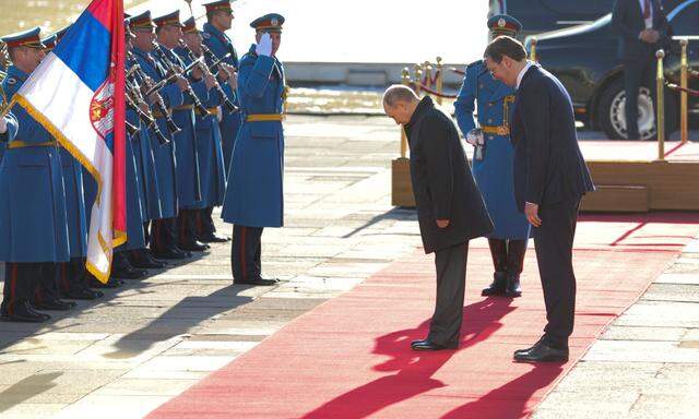  Belgrad rollte für den russischen Präsidenten, Wladimir Putin, wieder einmal den roten Teppich aus. Aus dem ganzen Land wurden Funktionäre und Anhänger der Regierungspartei in Bussen nach Belgrad gekarrt.