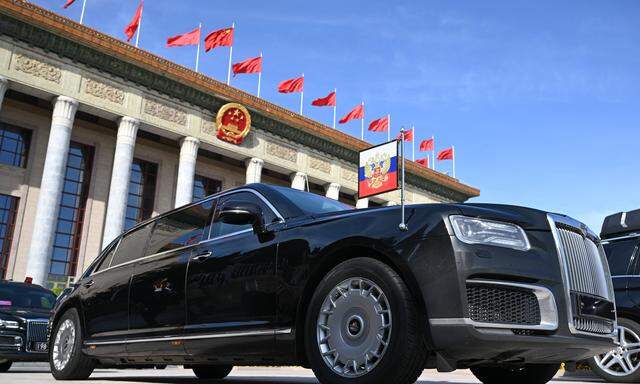 Eine Aurus-Senat-Limousine des russischen Präsidenten Wladimir Putin bei seinem Besuch in China. Auch Nordkoreas Machthaber Kim Jong-un soll nun ein Fahrzeug von Aurus erhalten haben.