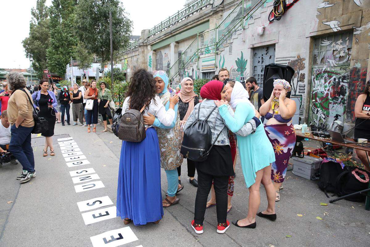 Also wurde zu einer Art Flashmob zum Badeschiff am Wiener Donaukanal geladen - im Badeoutfit nach Wahl. Auch Männer seien willkommen, diese waren aber eindeutig in der Unterzahl.