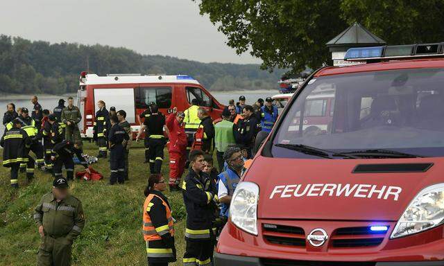 BUNDESHEER-BOOT AUF DONAU GEKENTERT