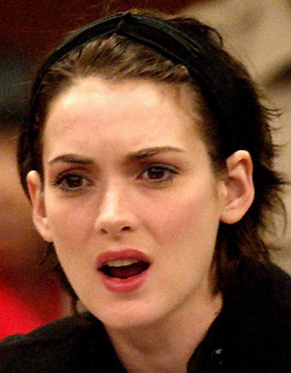 In der NBC Show "Saturday Night Live" trat Winona Ryder unter der Ankündigung: "Sie wird dein Herz stehlen ... und mehr" auf. Der kleine Langfinger hat es mit Humor genommen, obwohl ihre Gerichtstermine 2002 von allen Medien mit großer Neugierde verfolgt wurden. Ryder wurde Ende 2001 beim Klamotten-Klau erwischt.