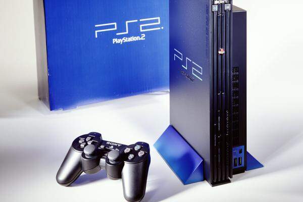 Beim Nachfolger, der PS 2, war Sony bei der internationalen Auslieferung bereits deutlich schneller. In Japan feierte sie am 4. März 2000 Premiere. Im Oktober folgte der Verkaufsstart in den USA und im November in Europa.