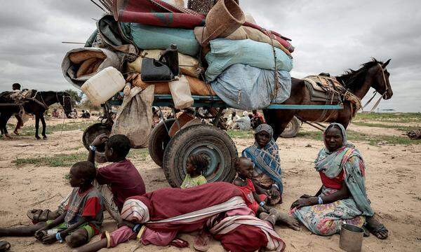 Eine Familie auf der Flucht aus der sudanesischen Darfur-Region Richtung Tschad.  