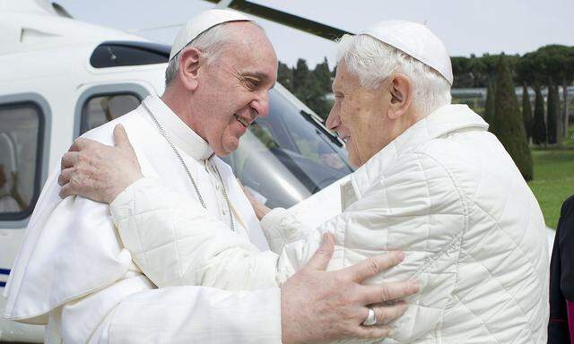 Am 23. März 2013 kam es schließlich zur historischen, weil seltenen, Amtsübergabe zwischen Franziskus (li.) und Benedikt XVI.