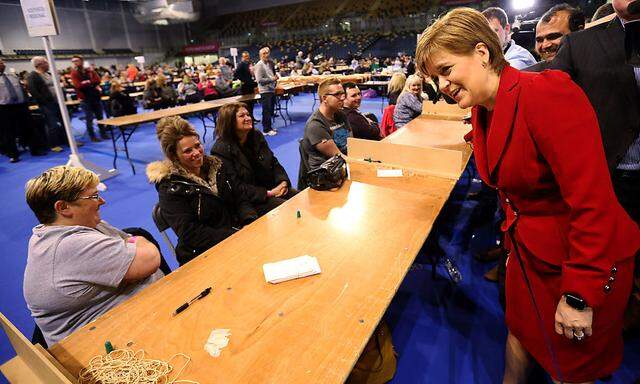 SNP-Chefin Nicola Sturgeon schaffte den erneuten Wahlsieg - mit Verlusten.