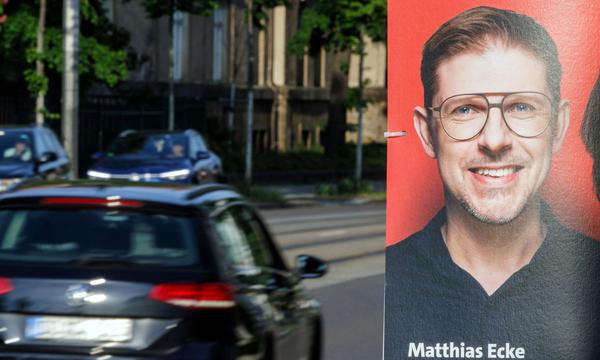Der sächsische SPD-Spitzenkandidat für die Europawahl, Matthias Ecke, war am Freitagabend von vier Unbekannten beim Aufhängen von Wahlplakaten in Dresden zusammengeschlagen worden. Er liegt seitdem im Krankenhaus.