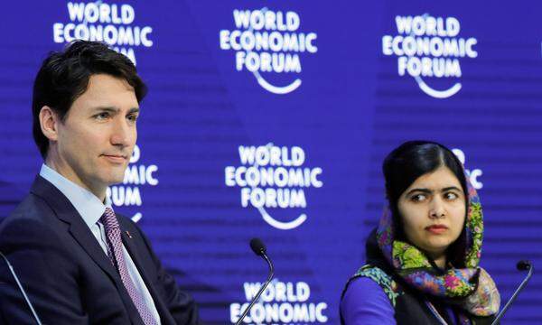 In Davos traf er sich nicht nur mit seiner deutschen Amtskollegin Angela Merkel, sondern auch mit der pakistanischen Friedensnobelpreisträgerin und UN-Friedensbotschafterin Malala Yousafzai. Die 21-Jährige erlangte weltweite Berühmtheit, nachdem sie 2012 bei einem Anschlag der Taliban auf einen Mädchen-Schulbus lebensgefährlich verletzt wurde.