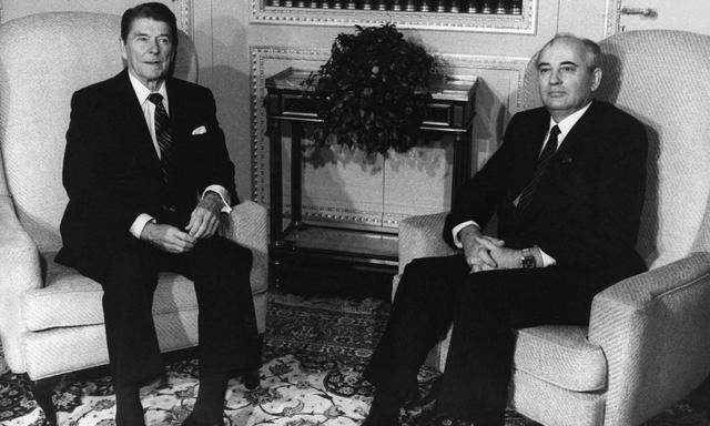 Michail Gorbatschow (rechts, neben US-Präsident Reagan) behauptete später bis zu seinem Tod, dass der Westen Russland versprochen habe, die Nato werde auf keinen Fall weiter nach Osten vorrücken.