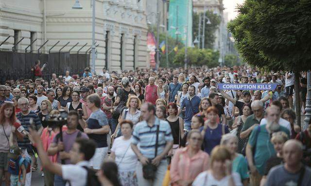 Nicht nur in der Hauptstadt Bukarest gingen am Wochenende Tausende Menschen auf die Straße, um gegen die Behörden zu demonstrieren.