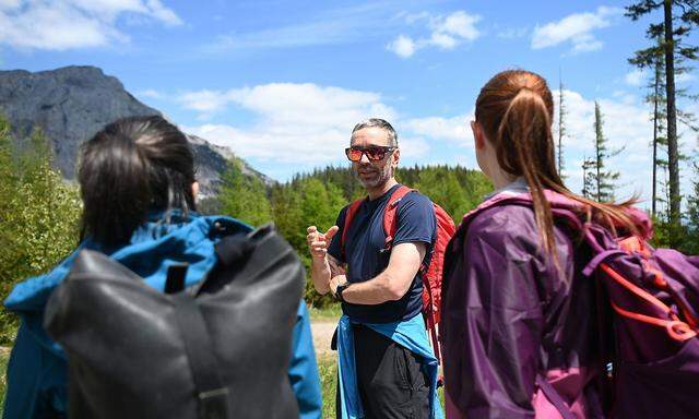 Kickl im Juni bei einer Wanderung der FPÖ-Stadtgruppe Neunkirchen in Niederösterreich.