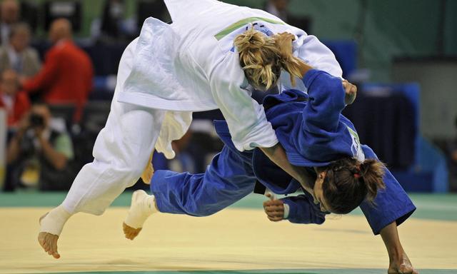 Judo verlangt schnelle Reaktion, sicheren Griff und richtiges Fallgeschick.