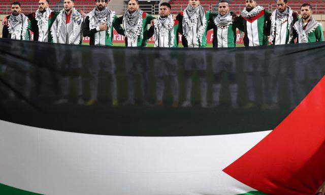Arm in Arm, mit Fahne und schwarz-weißer Kufiya: Palästinas Auswahl beim Ländermatch gegen den Libanon. 