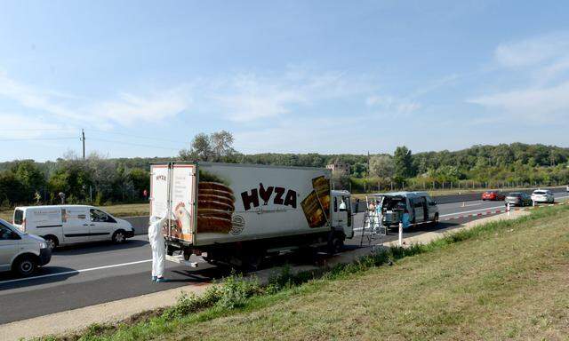 Archivbild: In dem auf einem Pannenstreifen auf der A4 in der Nähe von Parndorf abgestellten Lastwagen kamen im August 2015 71 Flüchtlinge ums Leben.