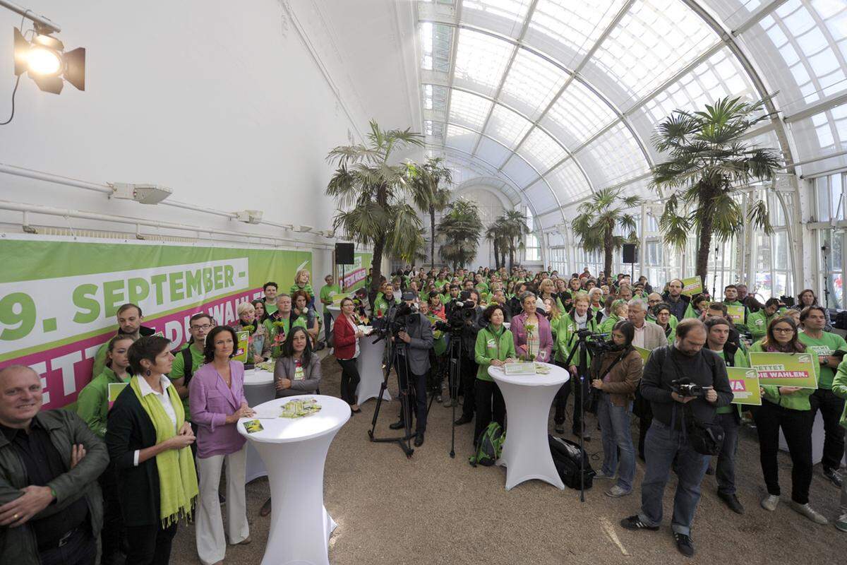 Vor einigen Hundert Unterstützern haben die Grünen am Samstag im Palmenhaus im Wiener Burggarten ihren "Wahlkampfabtakt" zelebriert. Angefeuert von "Eva, Eva!"-Sprechchören rief Spitzenkandidatin Eva Glawischnig dazu auf, bis zur letzten Minute um jede Stimme zu kämpfen und SPÖ und ÖVP bei der Nationalratswahl unter die 50-Prozent-Marke zu drücken.
