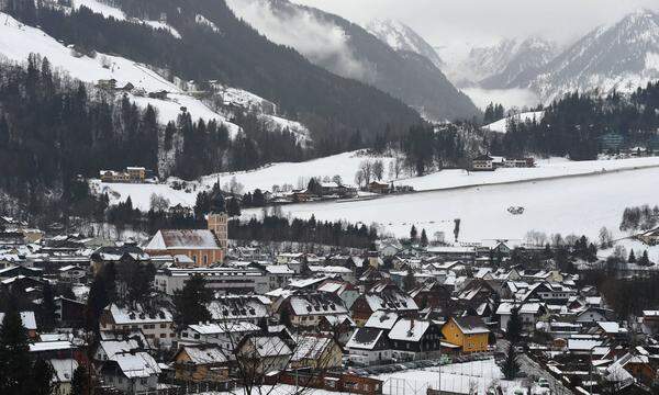 Preis: 4260 Euro Schladming war bereits zwei Mal Austragungsort von alpinen Ski-Weltmeisterschaften (1982 und 2013. Der Tourismusort zählt jährlich über 1,5 Millionen Nächtigungen.