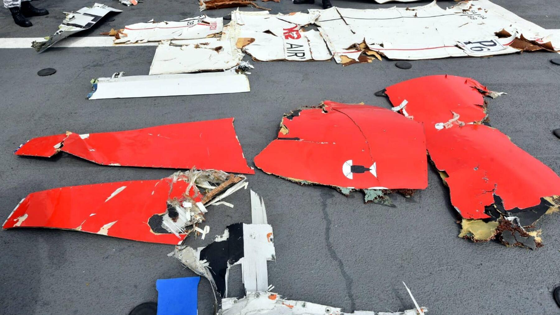 Wreckage of Pakistani Boeing found; crew still missing