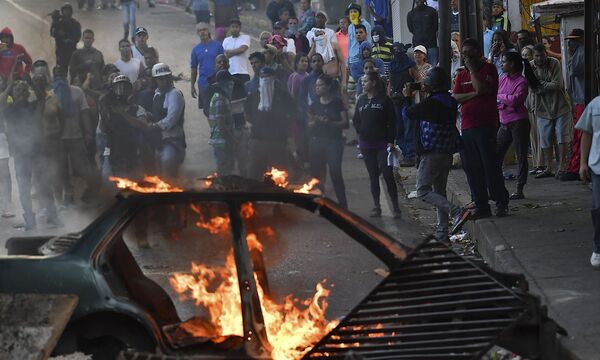 Viele Menschen demonstrierten vor dem Hauptquartier der Nationalgarde in Caracas.