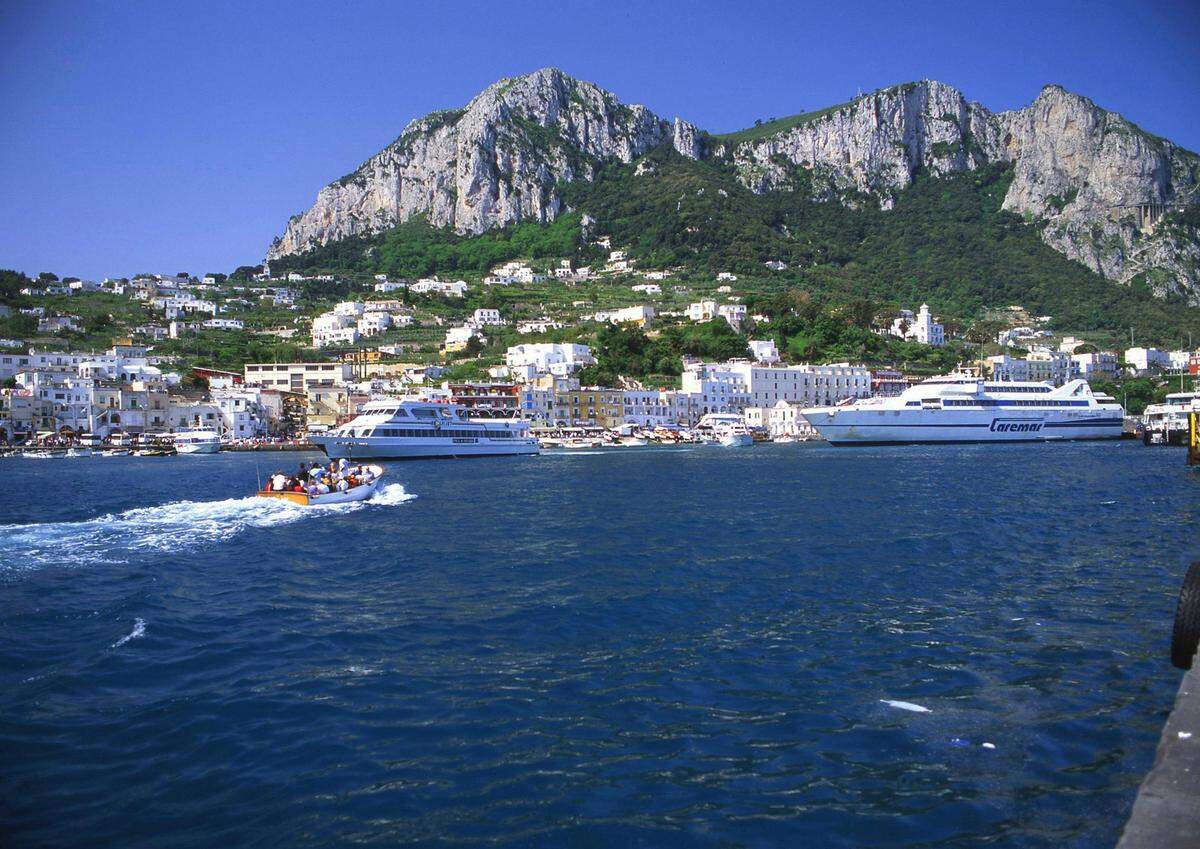 Um eine Nacht im Hafen von Capri vor Anker zu gehen, muss man am tiefsten in die Tasche greifen. Unglaubliche 3369 Dollar sind hier in der Hauptsaison zu entrichten.