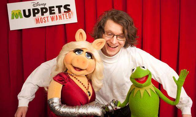 Fotocall: Miss Piggy, Kermit und „Presse“-Redakteur Christoph Huber in Berlin. 