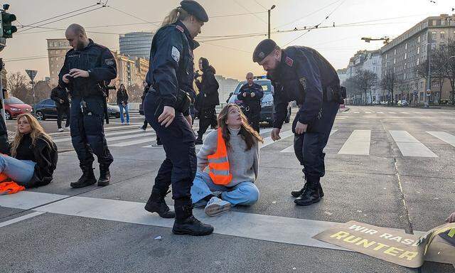 Auch am Freitag klebten sich Aktivisten der Letzten Generation auf Wiens Straßen fest.