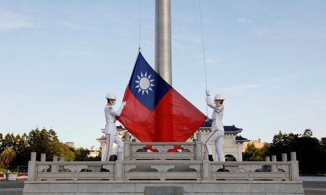 Flaggenparade in Taipeh. China erhebt territoriale Machtansprüche auf den Inselstaat.
