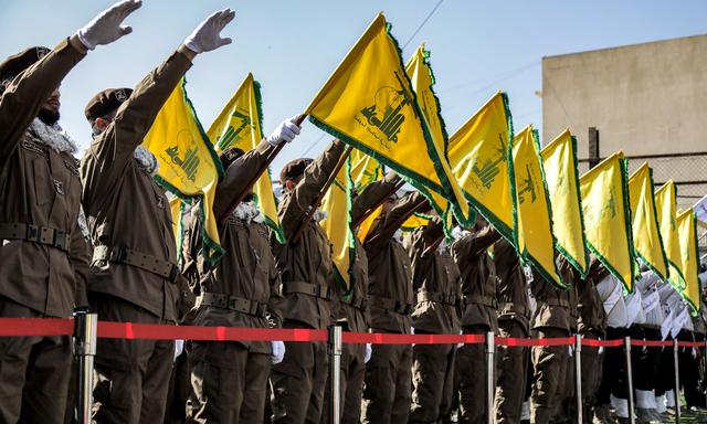 Aufmarsch der 
Hisbollah. Milizionäre verabschieden sich von zwei Kämpfern, die bei einem israelischen Luftschlag im Südlibanon getötet worden sind.