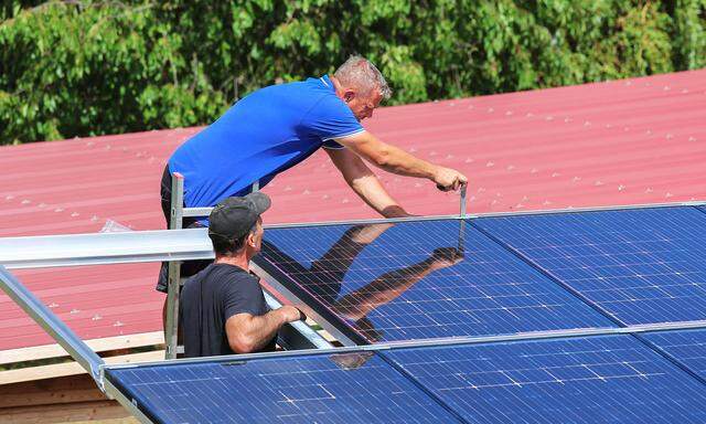 Bei Aufgaben wie der Montage von Solarzellen oder Windrädern sind vor allem klassische technische Fertigkeit wie Elektrotechnik oder Mechatronik gefragt.  