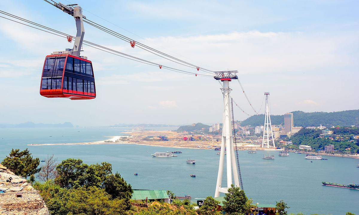 In Vietnam scheint Doppelmayr gut aufgestellt. Die Pendelbahn in Ha Long Bay vom Typ 230-ATW Ha Long bringt den Vorarlbergern zwei Einträge ins Guinness Buch der Rekorde. Sie ist mit einem Fassungsvermögen von 230 Personen die größte Seilbahnkabine und hat mit 188,88 Meter die höchste Seilbahnstütze der Welt.  