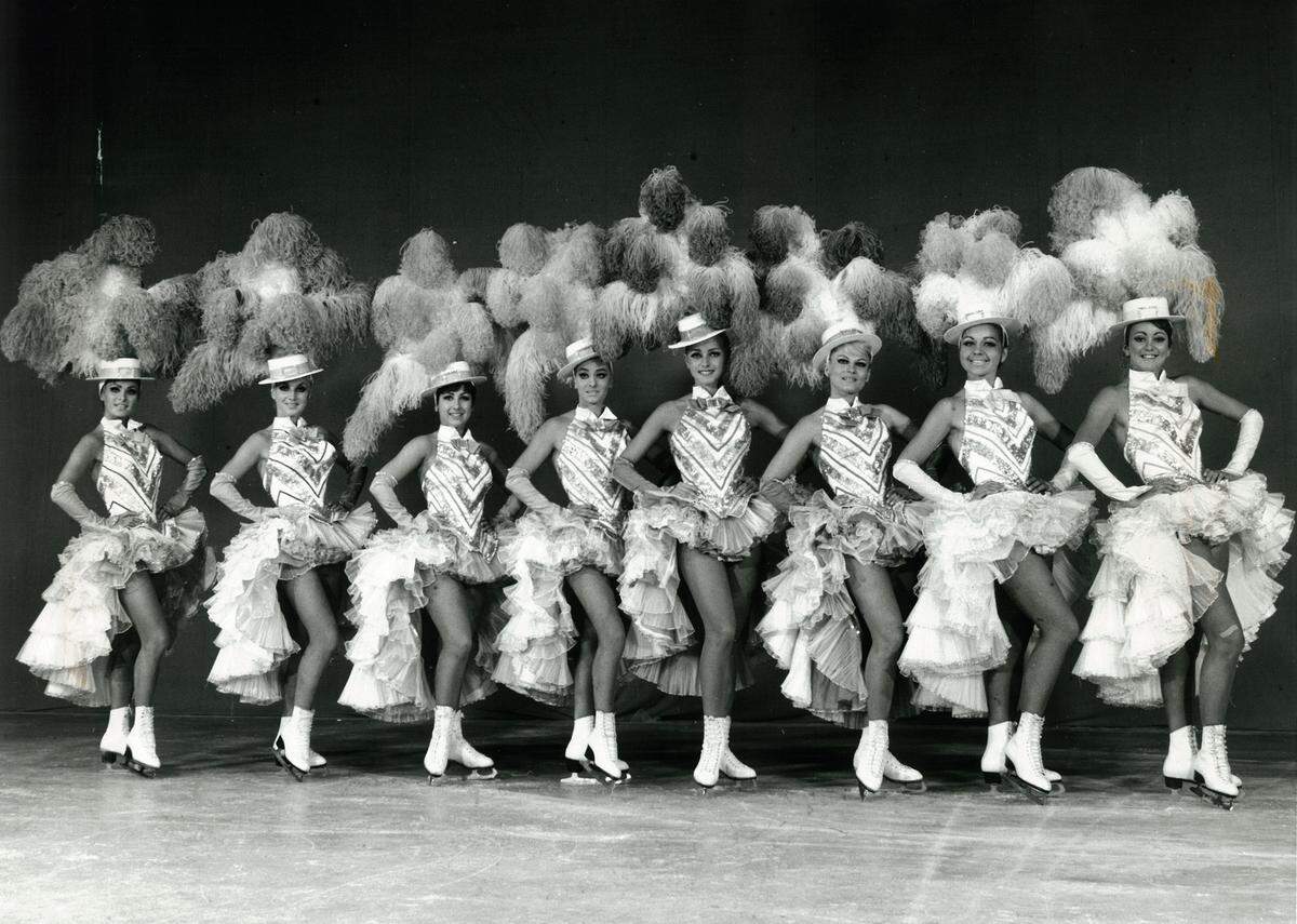 Es folgen Tourneen durch weitere europäische Länder, dann geht es nach Japan, Indonesien und Afrika. In Wien gastiert das Ensemble im Jahr 1958 zum ersten Mal. Und kehrt fortan ohne Unterbrechung jedes Jahr zurück. Bis 1973 unter dem Titel "Wiener Eisrevue", danach unter "Holiday on Ice".