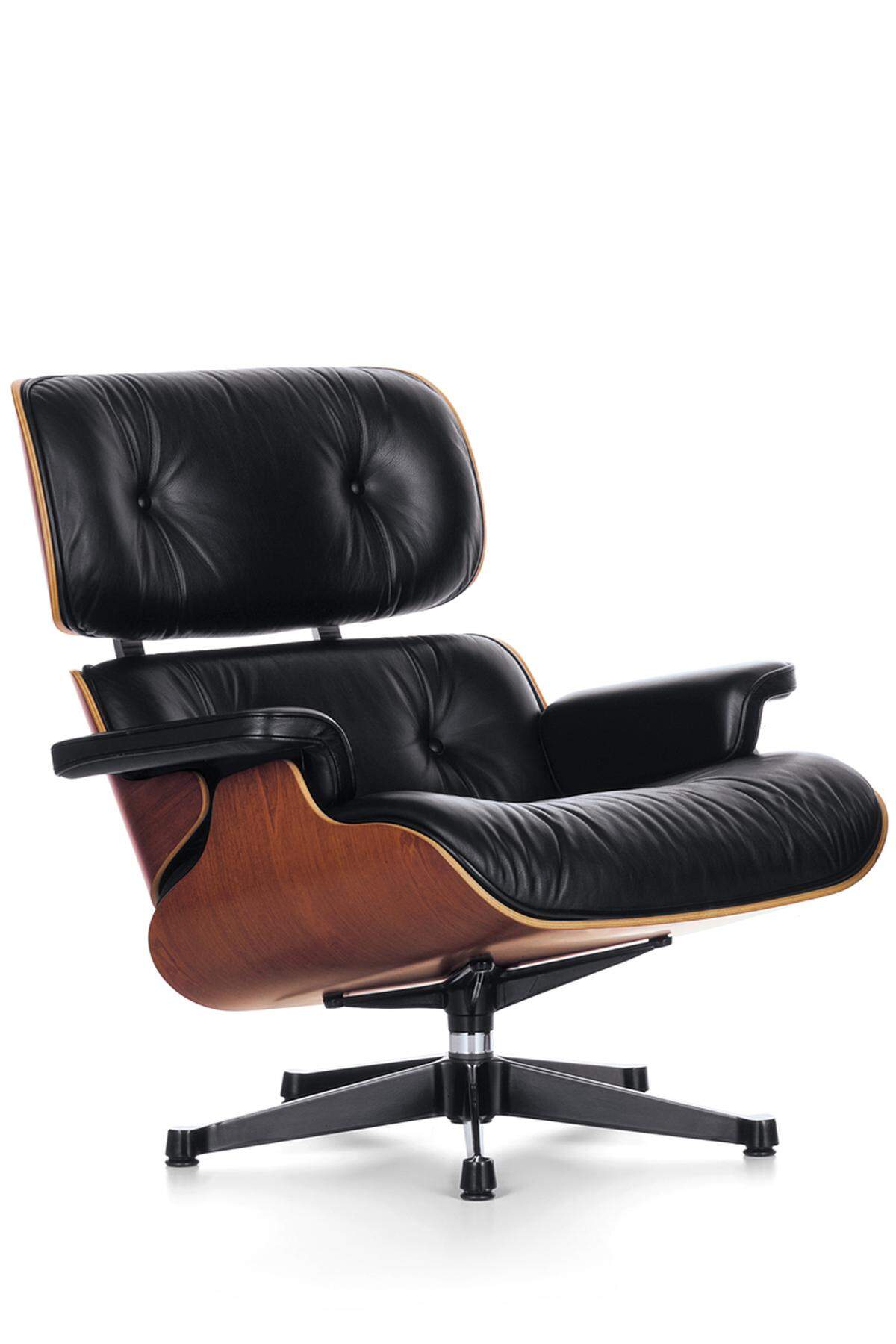 Vor allem der „Lounge Chair“ zieht sich so selbstverständlich durch die Designgeschichte, als wäre er schon immer da gewesen. Eames hatte Mitte der 1950er-Jahre den englischen Klubsessel modern interpretiert und bis ins Detail gefinkelt ausgetüftelt. Die Anmutung eines weichen Baseballhandschuhs sollte er haben, in dem man bequem versinken kann. Vitra produziert das Modell seit dem Jahr 1959 ohne Unterbrechung.