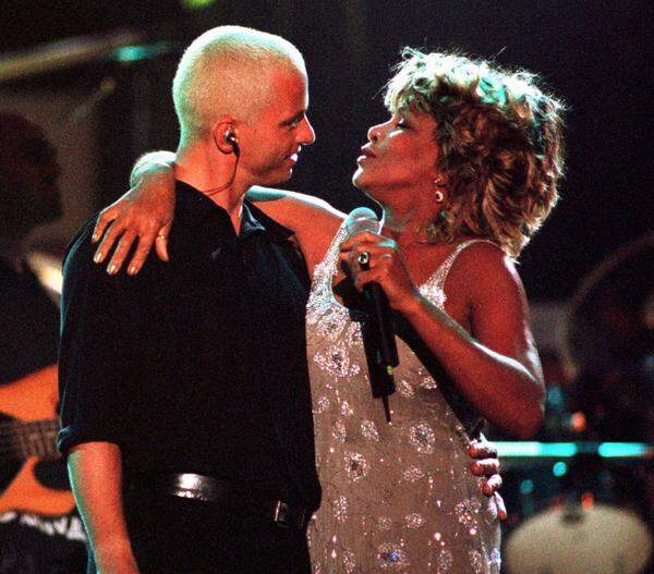 Mit dem italienischen Superstar Eros Ramazzotti nahm sie 1997 das Duett "Cose Della Vita" auf.