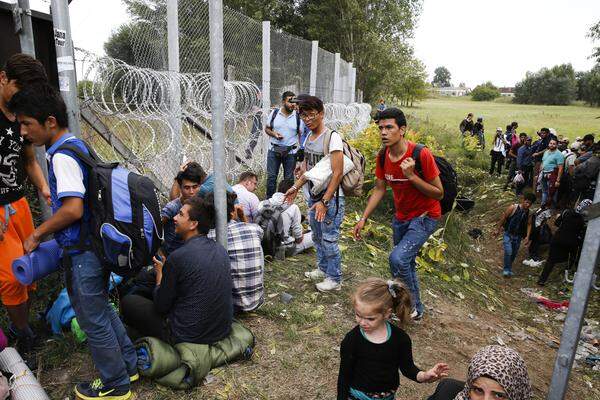 In der aktuellen Flüchtlingskrise in Europa wird vermehrt der Ruf nach Grenzkontrollen und Zäunen laut. Zunächst errichtete Ungarn an der serbisch-ungarischen Grenze einen Grenzzaun. Die Folge: Im Grenzort Horgos ballten sich die ratlosen Flüchtlinge, sie wichen über Kroatien aus. Nun überlegen auch Slowenien und Österreich "bauliche Maßnahmen", um dem Flüchtlingsstrom Herr zu werden.   Es ist nicht das erste Mal in der Geschichte, das Zäune Länder, Regionen und Familien trennen. Ein Überblick.   (von Günther Haller)