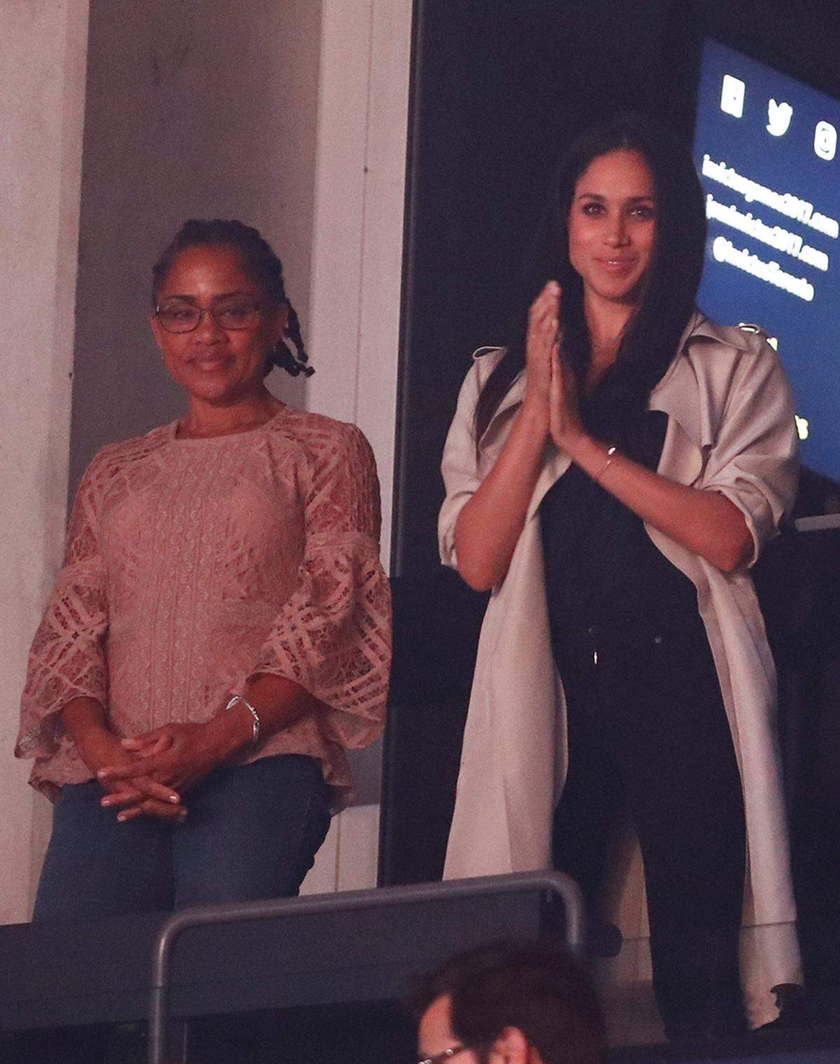 Ihre Vorliebe für drapierte "Line the Label"-Mäntel in hellen Tönen zeichnete sich ebenfalls schon in Toronto ab. Dazu trug Markle ganz unprätentiös Jeans mit hohem Bund (von Everlane). Eine entspannte Prinzessin in spe.