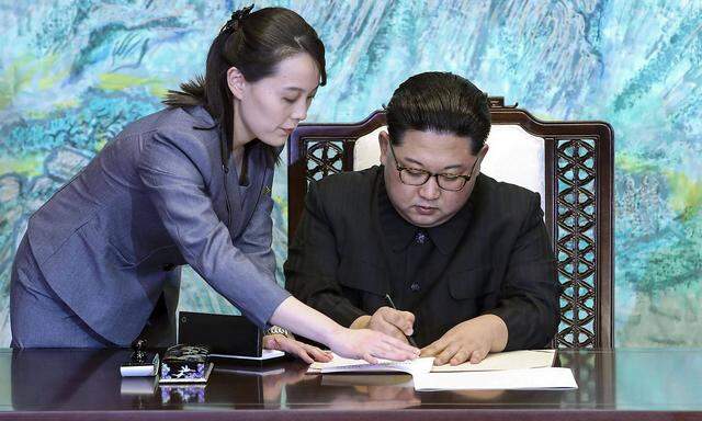 Kim Yo-jong war zuletzt der aufsteigende Star am nordkoreanischen Polithimmel. Die 30-Jährige geht ihrem Bruder, Machthaber Kim-Jong-un immer und überall zur Hand: beimUnterschreiben von Dokumenten ebenso wie beim Ausdämpfen von Zigaretten.