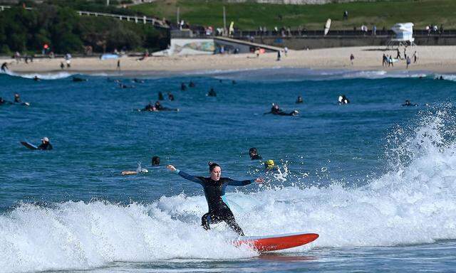 Sport ist trotz Lockdowns in Sydney erlaubt, gemütlich am Strand sitzen ist hingegen auch am Bondi Beach verboten.