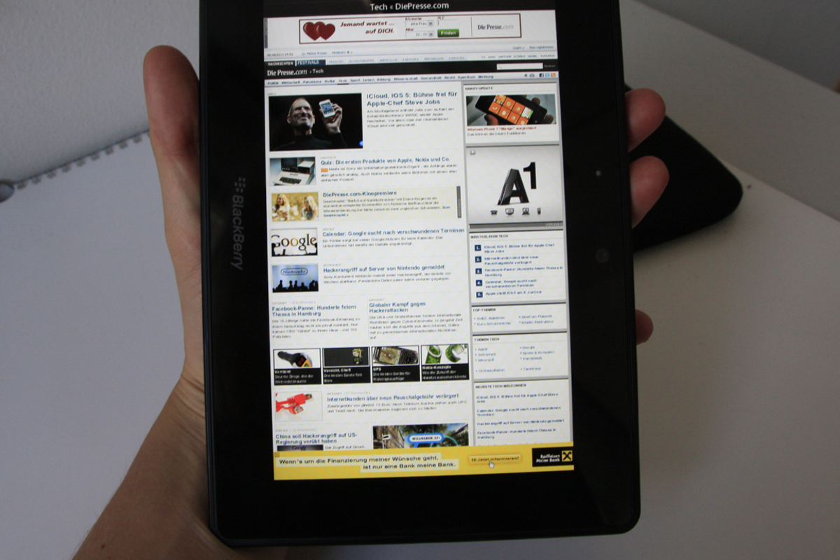 Fazit: Das Playbook ist vor allem ohne die Paarung mit einem entsprechenden Smartphone nicht mehr als ein teures Spielzeug. Dafür aber ein sehr gutes: Auch aufwendige Spiele laufen flüssig und Flash im Browser liefert uneingeschränktes Internet. In der günstigsten Variante mit 16 Gigabyte Speicher wird das Playbook rund 500 Euro kosten.