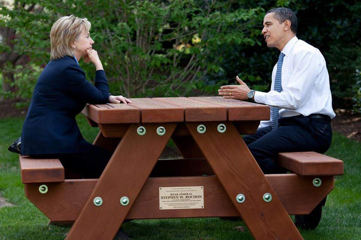 Obama hatte seine Konkurrentin zur Außenministerin gemacht: Präsidentschaftskandidatin Hillary Clinton mit Obama am Picknick-Tisch vor dem Weißen Haus.